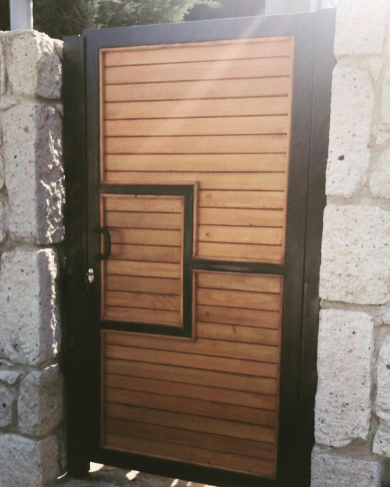 Ahşap bahçe yaya kapısı