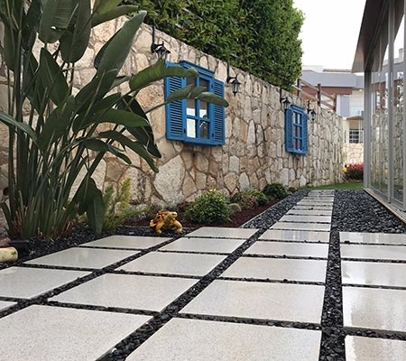 Modern peyzaj tasarımı, İzmir Güzelbahçe’de adım taşlı oturma köşesi ve bitkilendirme örneği